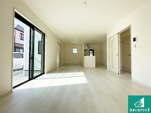 【居間・リビング】日当たり良好の明るいリビングで朝の目覚めもスッキリできそう!対面キッチンでご家族のコミュニケーションも自然と増える設計!小さなお子様が遊ぶスペースを作っても広々とくつろげるLDK!