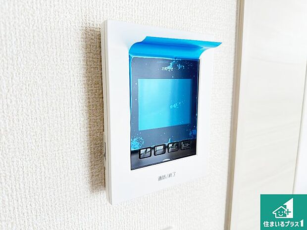 【カラーモニターインターホン】声だけでなく来訪者の姿や顔がモニターで確認できるので、小さなお子様がいらっしゃるご家庭でも安心できます！