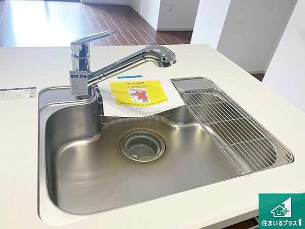 【キッチンシンク】蛇口の先端に浄水器を内蔵しています!原水と浄水、お湯と冷水、シャワーの切替えがワンタッチなので用途によって使い分けられます。