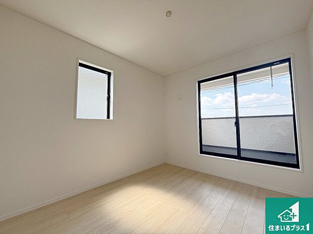 【洋室】シンプルな洋室は、自分好みのインテリアが楽しめます♪ご家族とインテリアや家具を選びに行くのは新築購入時の醍醐味の一つです。ぜひお楽しみください♪