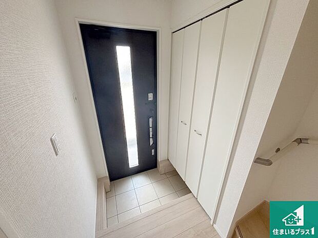 【玄関】シューズボックスにはたくさんの靴が収納できるので玄関周りはいつもスッキリ！ご家族が増えても安心！