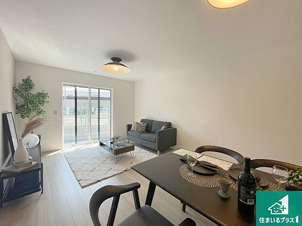 【居間・リビング】日当たり良好の明るいリビングで朝の目覚めもスッキリできそう！対面キッチンでご家族のコミュニケーションも自然と増える設計！小さなお子様が遊ぶスペースを作っても広々とくつろげるLDK！