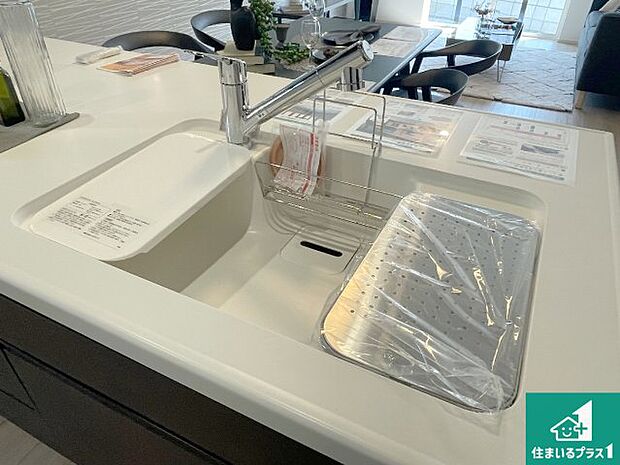 【キッチンシンク】蛇口の先端に浄水器を内蔵しています！原水と浄水、お湯と冷水、シャワーの切替えがワンタッチなので用途によって使い分けられます。
