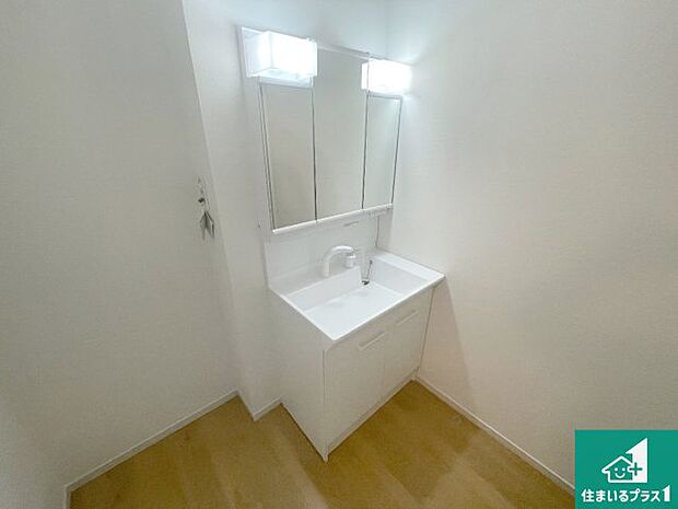 【独立洗面台】清潔感のある洗面台です。フラットな鏡は掃除がしやすく毎日清潔!鏡裏には収納があるのでスッキリとした洗面台が保てます。