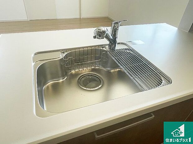 【キッチンシンク】蛇口の先端に浄水器を内蔵しています!原水と浄水、お湯と冷水、シャワーの切替えがワンタッチなので用途によって使い分けられます。