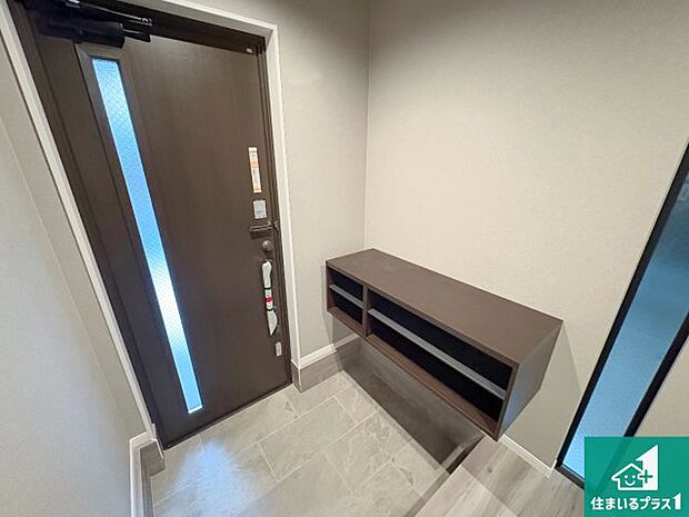 【玄関】シューズボックスにはたくさんの靴が収納できるので玄関周りはいつもスッキリ!ご家族が増えても安心!