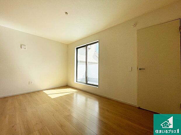 【洋室】シンプルな洋室は、自分好みのインテリアが楽しめます♪ご家族とインテリアや家具を選びに行くのは新築購入時の醍醐味の一つです。ぜひお楽しみください♪