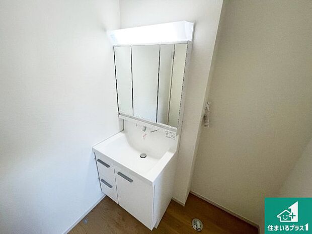 【独立洗面台】清潔感のある洗面台です。フラットな鏡は掃除がしやすく毎日清潔!鏡裏には収納があるのでスッキリとした洗面台が保てます。