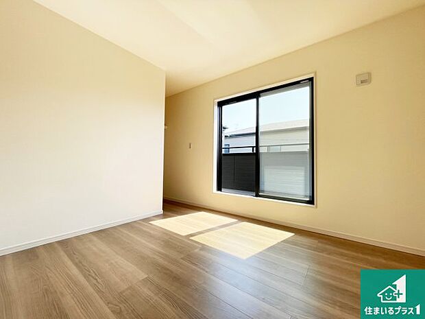 【洋室】シンプルな洋室は、自分好みのインテリアが楽しめます♪ご家族とインテリアや家具を選びに行くのは新築購入時の醍醐味の一つです。ぜひお楽しみください♪