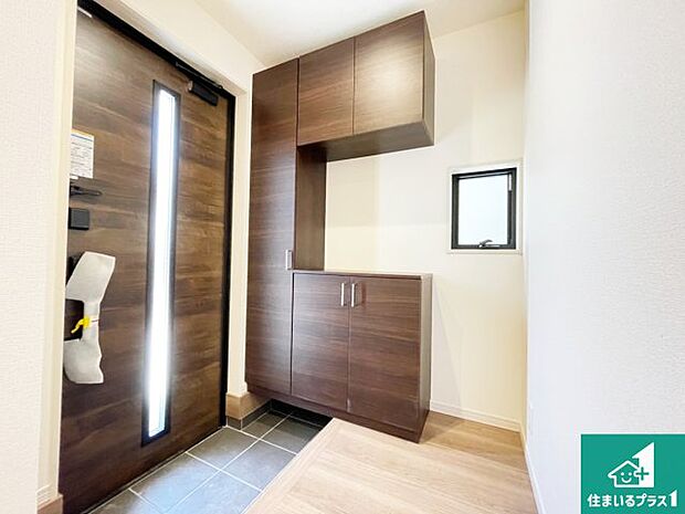 【玄関】シューズボックスにはたくさんの靴が収納できるので玄関周りはいつもスッキリ!ご家族が増えても安心!