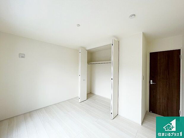 【洋室】収納スペースが充実しているので子供の成長に合わせてたくさん収納ができます!家族構成に合わせた様々な活用ができる収納!