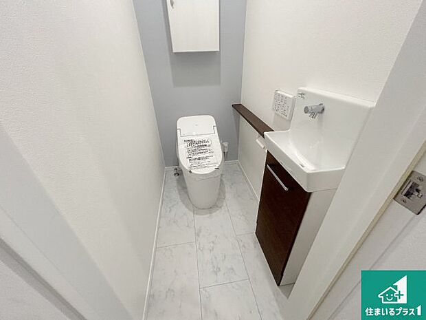 【トイレ】1・2階の2ヶ所にあるので、朝の忙しい時間の順番待ちもなく、深夜の利用にも大変便利です。