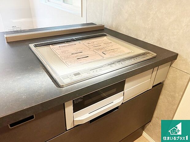 【IHコンロ】火を使わないので、安心なIHコンロ!でこぼこが無い構造なので、掃除もしやすく清潔に保てます!