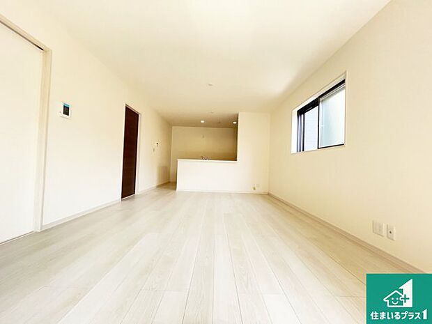 【居間・リビング】日当たり良好の明るいリビングで朝の目覚めもスッキリできそう！対面キッチンでご家族のコミュニケーションも自然と増える設計！小さなお子様が遊ぶスペースを作っても広々とくつろげるLDK！