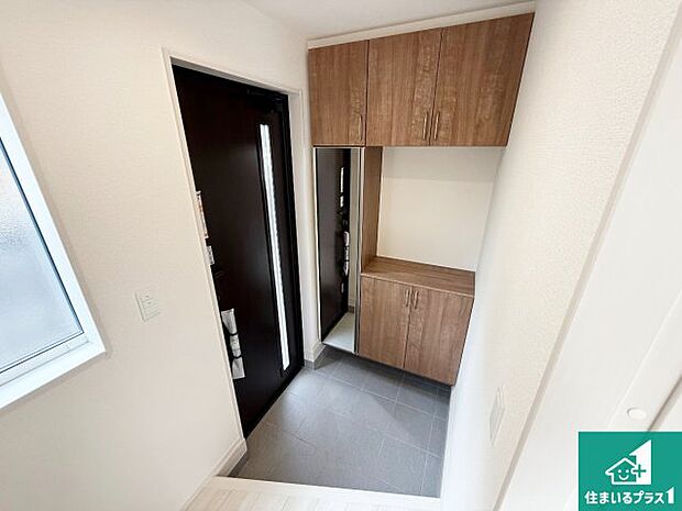 【玄関】シューズボックスにはたくさんの靴が収納できるので玄関周りはいつもスッキリ！ご家族が増えても安心！