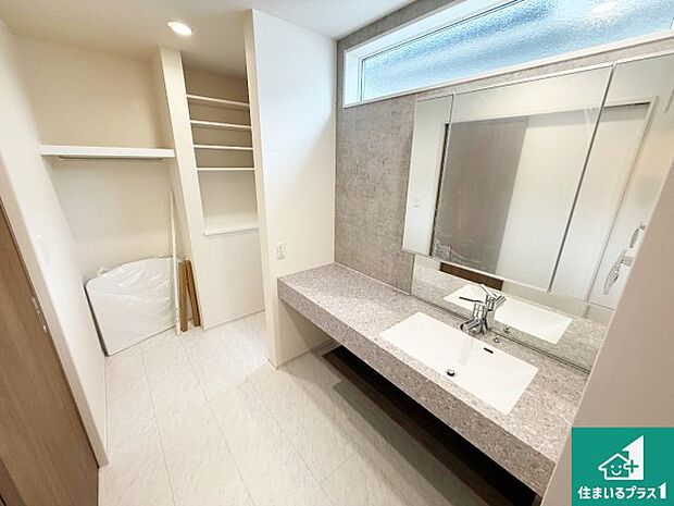 【独立洗面台】清潔感のある洗面台です。フラットな鏡は掃除がしやすく毎日清潔!鏡裏には収納があるのでスッキリとした洗面台が保てます。