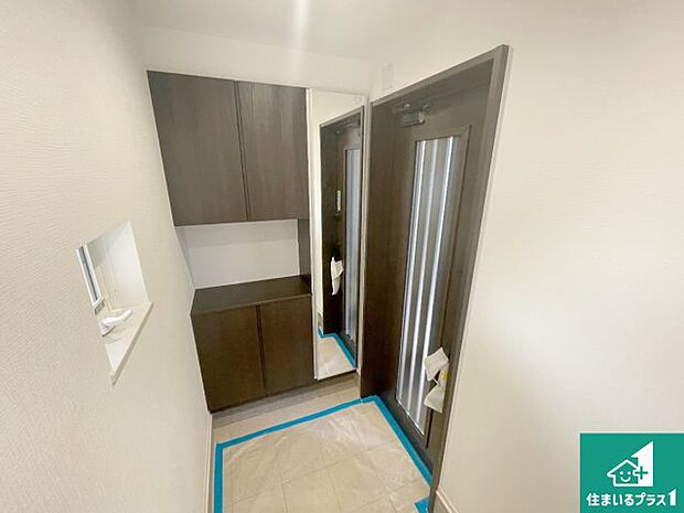 【玄関】シューズボックスにはたくさんの靴が収納できるので玄関周りはいつもスッキリ！ご家族が増えても安心！