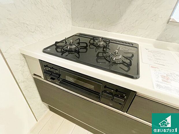 【コンロ】ダブル高火力Ｓｉセンサー付きコンロ！３口あるので、まとめて料理をする時も大活躍！