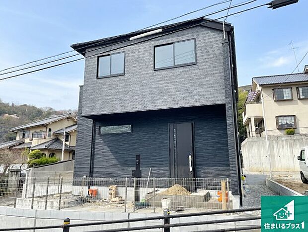【外観】周辺は落ち着いた街並みの住宅地!子育てがしやすい住環境です!まだ未完成ですが、現地でしかわからない事もございます。是非一度ご覧ください