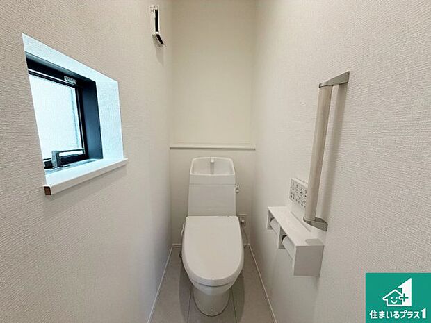 【トイレ】1・2階の2ヶ所にあるので、朝の忙しい時間の順番待ちもなく、深夜の利用にも大変便利です。