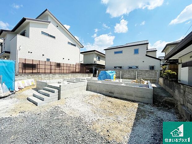 【外観】周辺は落ち着いた街並みの住宅地！子育てがしやすい住環境です！まだ未完成ですが、現地でしかわからない事もございます。是非一度ご覧ください。