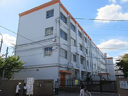高槻市立第六中学校 徒歩560m