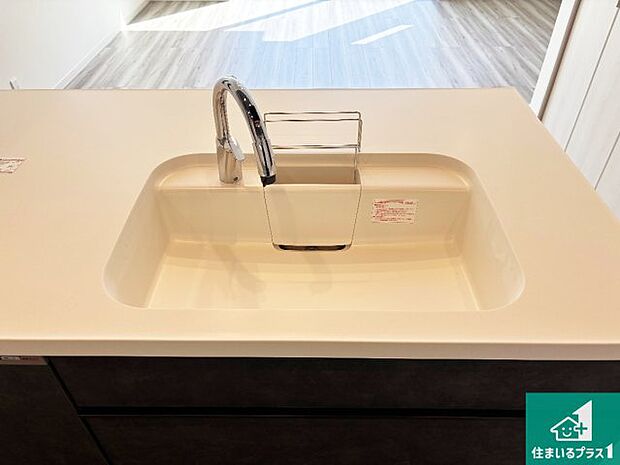 【キッチンシンク】蛇口の先端に浄水器を内蔵しています！原水と浄水、お湯と冷水、シャワーの切替えがワンタッチなので用途によって使い分けられます。