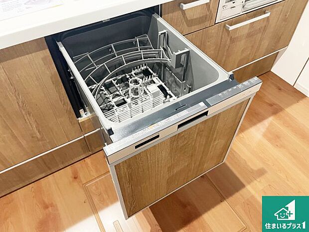 【食器洗浄乾燥機】食事後の一仕事、食器洗いをボタン一つでお任せできちゃいます!場所を取らないビルトイン式なので、お料理スペースもしっかり確保!