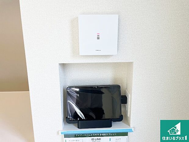 【カラーモニターインターホン】声だけでなく来訪者の姿や顔がモニターで確認できるので、小さなお子様がいらっしゃるご家庭でも安心できます！