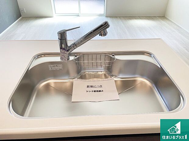 【キッチンシンク】蛇口の先端に浄水器を内蔵しています！原水と浄水、お湯と冷水、シャワーの切替えがワンタッチなので用途によって使い分けられます。