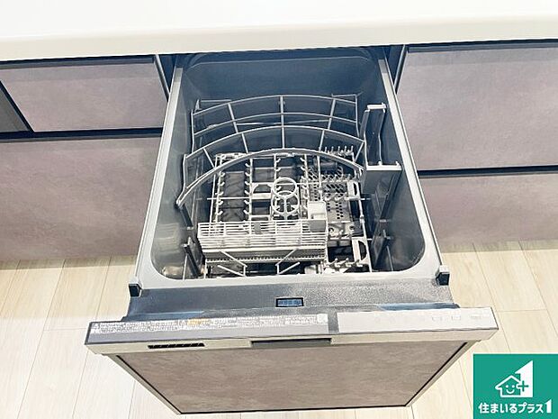 【食器洗浄乾燥機】食事後の一仕事、食器洗いをボタン一つでお任せできちゃいます！場所を取らないビルトイン式なので、お料理スペースもしっかり確保！