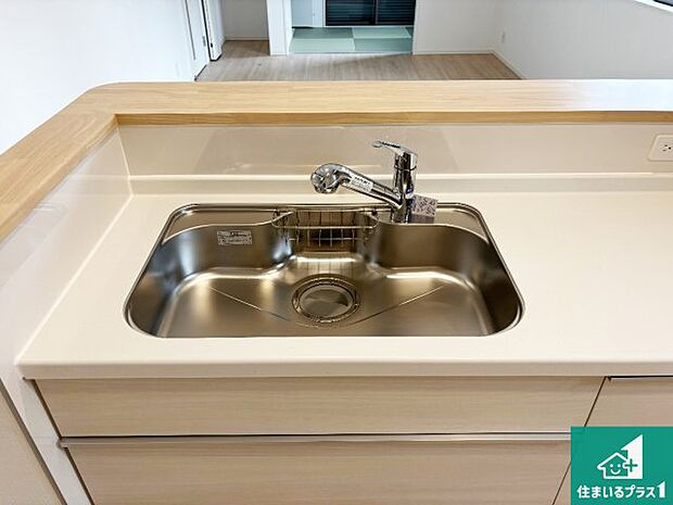 【キッチンシンク】蛇口の先端に浄水器を内蔵しています！原水と浄水、お湯と冷水、シャワーの切替えがワンタッチなので用途によって使い分けられます。