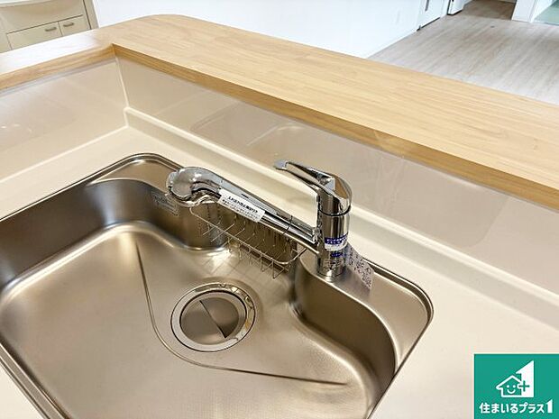 【キッチン水栓】浄水器を内蔵！炊飯時、お茶を作る時に安心してお水を使えます！お湯と冷水、浄水と原水、シャワーの切替えもワンタッチです！
