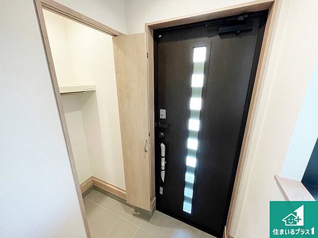 【玄関】ご家族皆様の靴もたっぷり収まる大容量の玄関収納を設けました。見た目もスッキリ綺麗な玄関に!