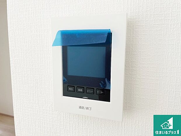 【カラーモニターインターホン】声だけでなく来訪者の姿や顔がモニターで確認できるので、小さなお子様がいらっしゃるご家庭でも安心できます!