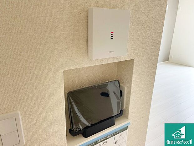 【カラーモニターインターホン】24時間録画機能搭載のインターホンで、防犯も来客対応もこれ1台。 訪問者の有無に関わらず玄関前を録画し、家族の安心を守ります。