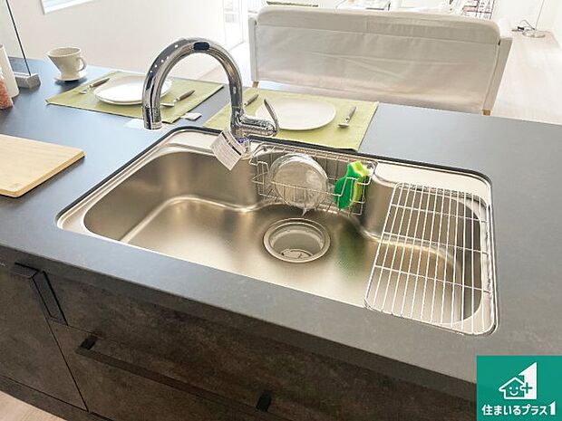【キッチンシンク】蛇口の先端に浄水器を内蔵しています！原水と浄水、お湯と冷水、シャワーの切替えがワンタッチなので用途によって使い分けられます。