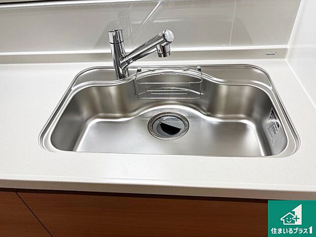 【キッチンシンク】蛇口の先端に浄水器を内蔵しています！原水と浄水、お湯と冷水、シャワーの切替えがワンタッチなので用途によって使い分けられます。