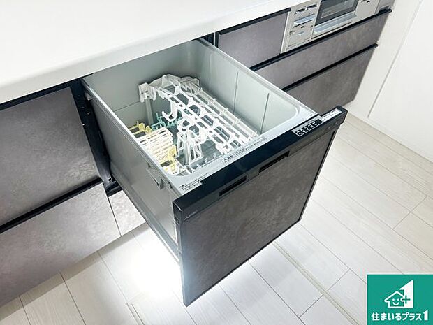 【食器洗い乾燥機】食事後の一仕事、食器洗いをボタン一つでお任せできちゃいます！場所を取らないビルトイン式なので、お料理スペースもしっかり確保！ 