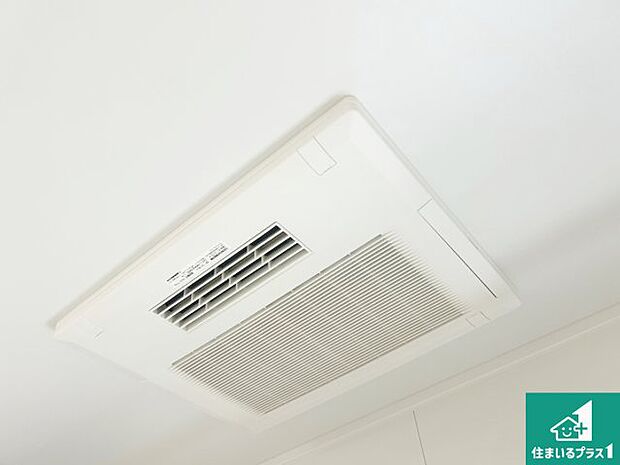 【浴室暖房乾燥機】四季を通して快適なバスライフをお手伝いする浴室暖房乾燥機！浴室の乾燥・暖房・涼風・換気はもちろん、２４時間換気にも対応！ 