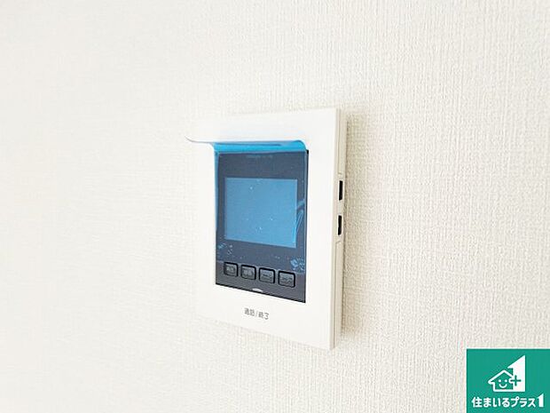 【カラーモニターインターホン】声だけでなく来訪者の姿や顔がモニターで確認できるので、小さなお子様がいらっしゃるご家庭でも安心できます!