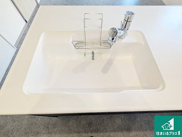 【キッチンシンク】蛇口の先端に浄水器を内蔵しています！原水と浄水、お湯と冷水、シャワーの切替えがワンタッチなので用途によって使い分けられます。