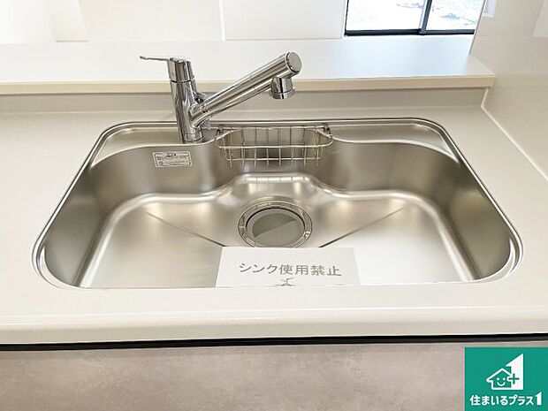 【キッチンシンク】蛇口の先端に浄水器を内蔵しています！原水と浄水、お湯と冷水、シャワーの切替えがワンタッチなので用途によって使い分けられます。