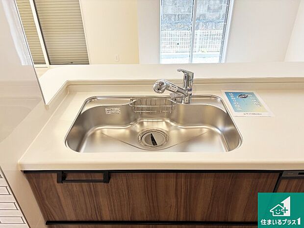 【キッチンシンク】蛇口の先端に浄水器を内蔵しています！原水と浄水、お湯と冷水、シャワーの切替えがワンタッチなので用途によって使い分けられます。