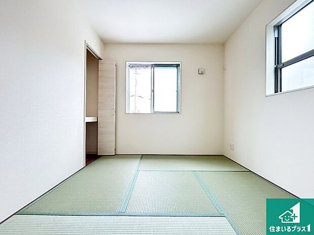 【和室】一室あると便利な和室は客間としてだけでなく、小さなお子様のプレイルームや食後のくつろぎスペースとしてもご利用いただけます。収納もついていますので大活躍間違いなし！