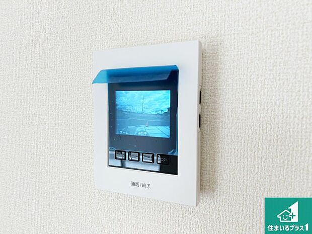 【カラーモニターインターホン】声だけでなく来訪者の姿や顔がモニターで確認できるので、小さなお子様がいらっしゃるご家庭でも安心できます！