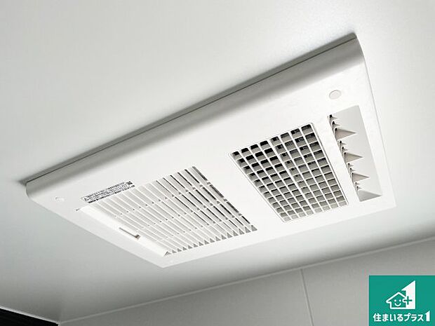 【浴室暖房乾燥機】四季を通して快適なバスライフをお手伝いする浴室暖房乾燥機！浴室の乾燥・暖房・涼風・換気はもちろん、２４時間換気にも対応！ 