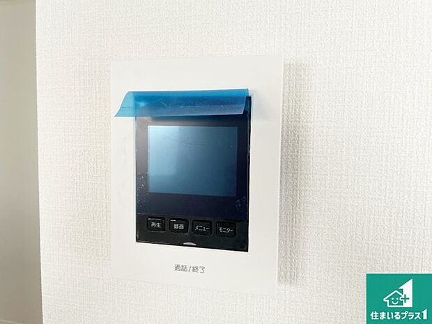 【カラーモニターインターホン】声だけでなく来訪者の姿や顔がモニターで確認できるので、小さなお子様がいらっしゃるご家庭でも安心できます！