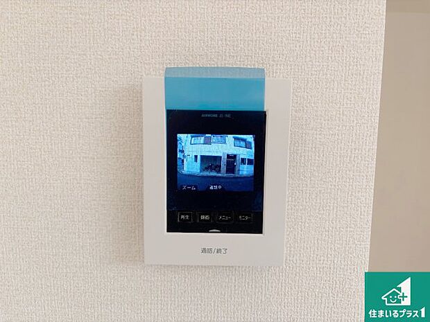 【カラーモニターインターホン】声だけでなく来訪者の姿や顔がモニターで確認できるので、小さなお子様がいらっしゃるご家庭でも安心できます！