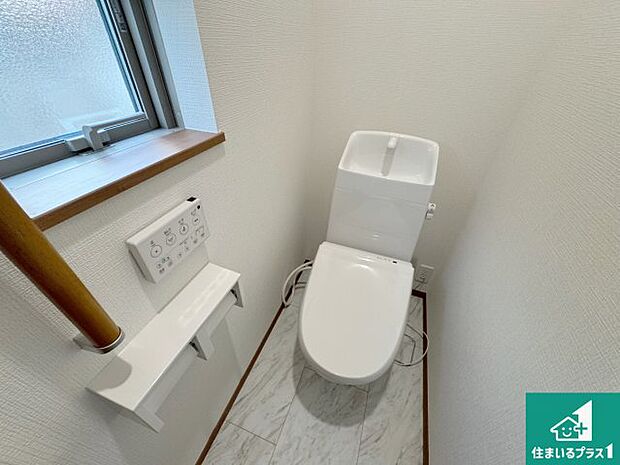 【トイレ】1・2階の2ヶ所にあるので、朝の忙しい時間の順番待ちもなく、深夜の利用にも大変便利です。